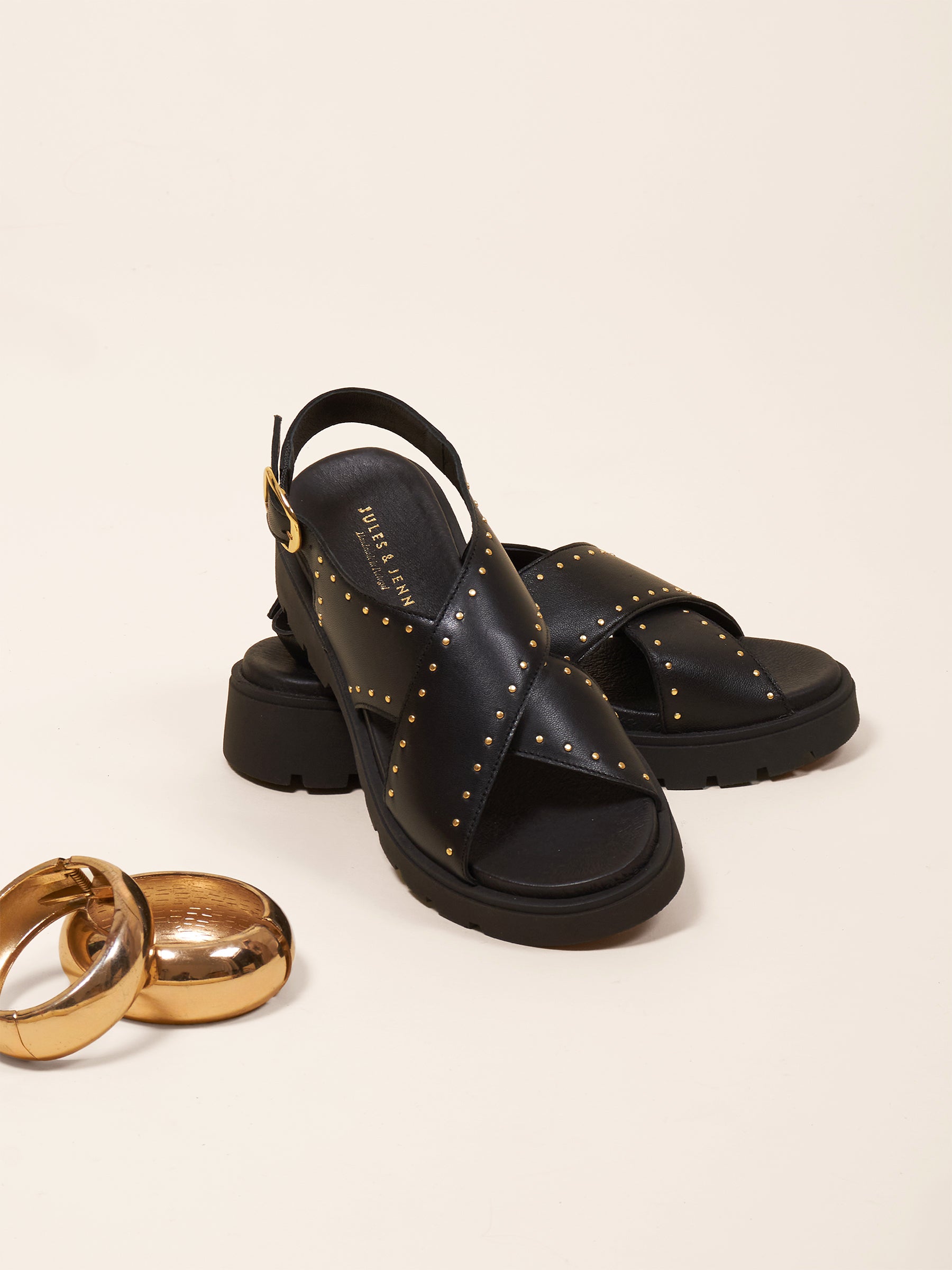photo vue posée sandales gomme cuir noir jules & jenn