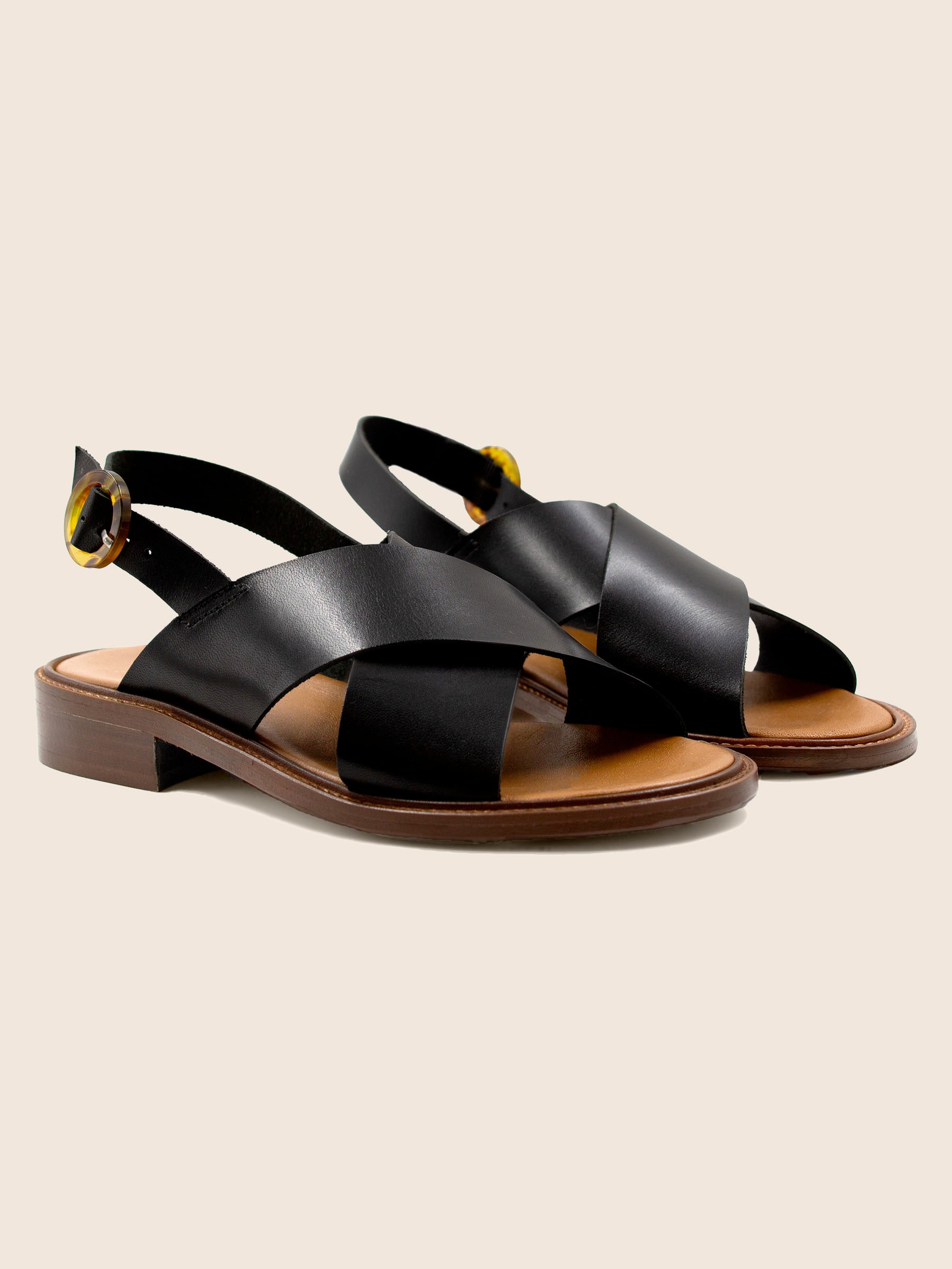 sandales plates boucle ecaille cuir noir jules jenn