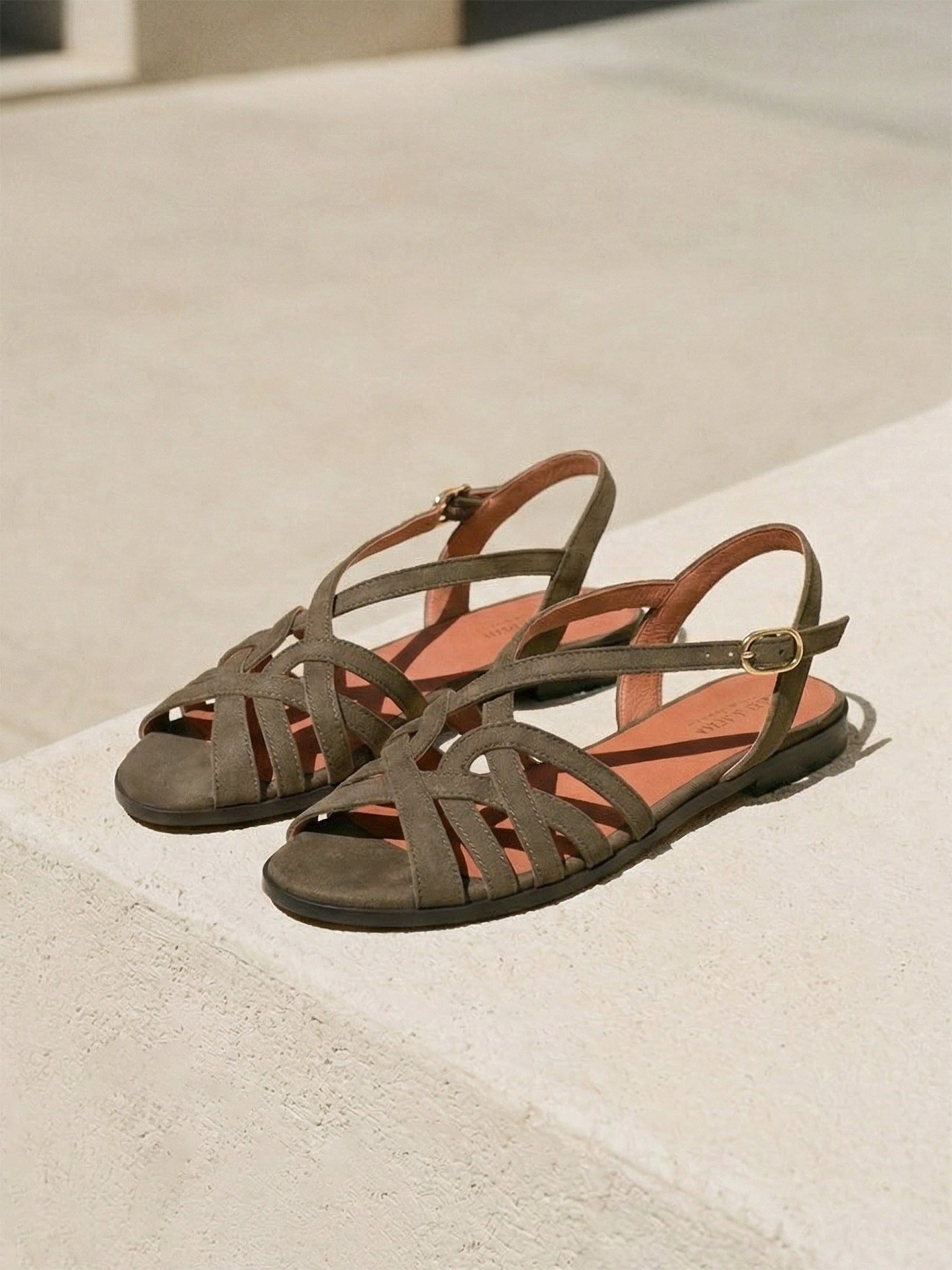 photo vue posée sandales plates brides cuir daim kaki jules & jenn