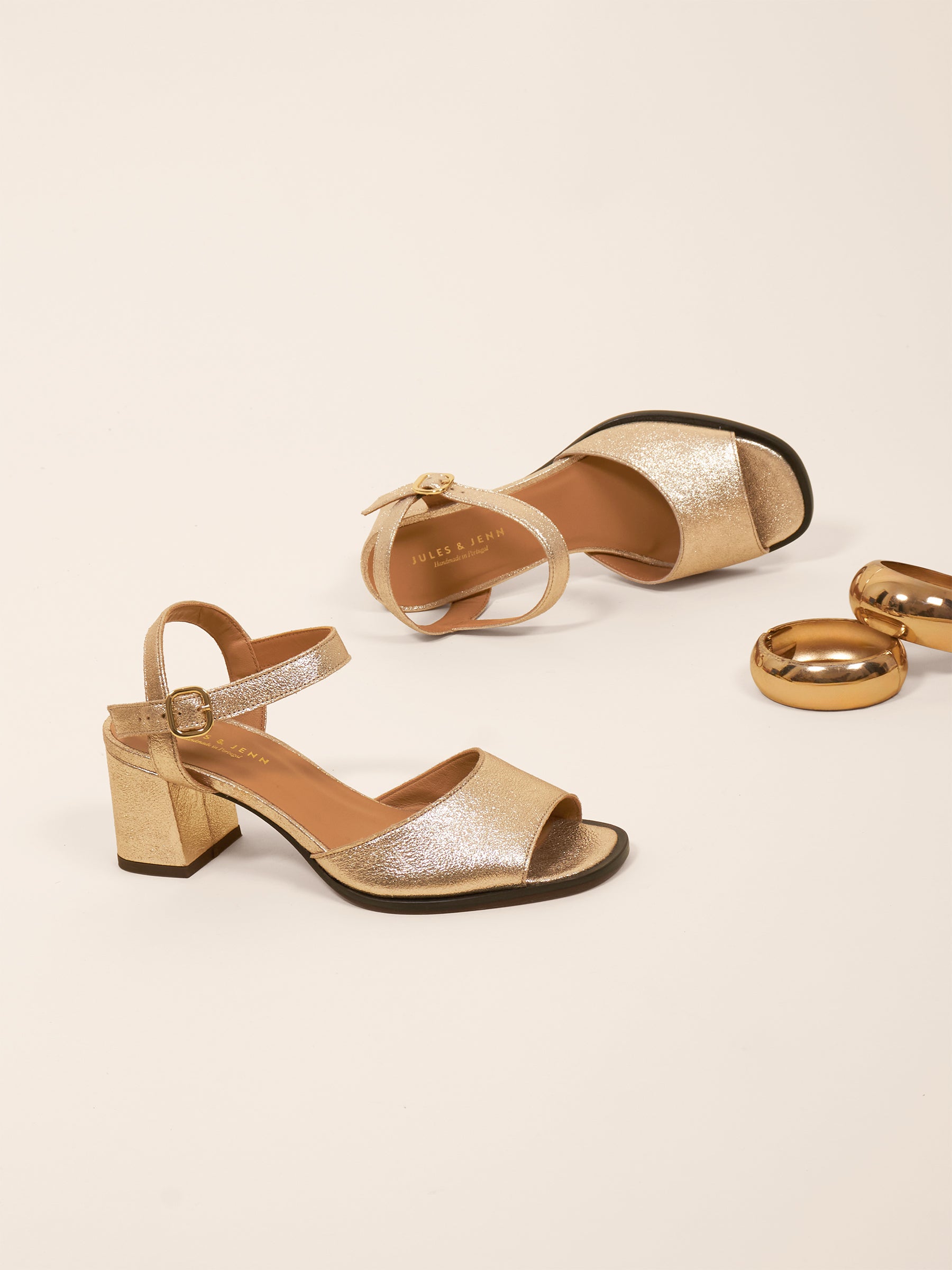 photo vue posée sandales talon bloc cuir métallisé doré jules jenn