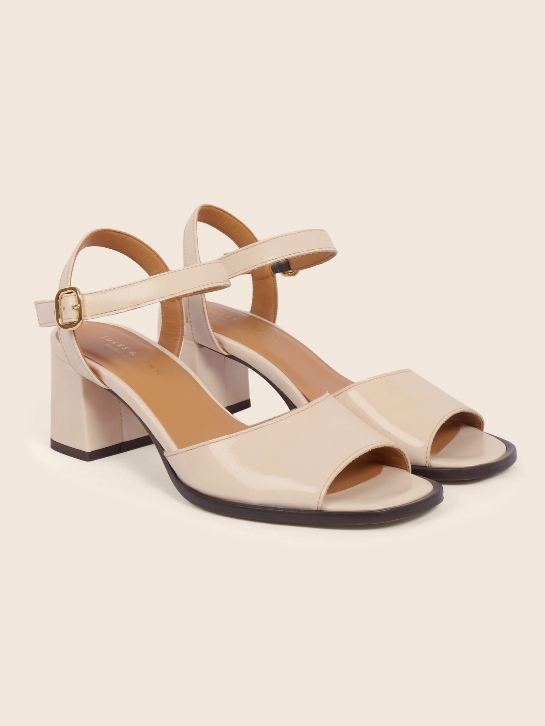 photo vue avant sandales talon bloc cuir vernis crème jules jenn