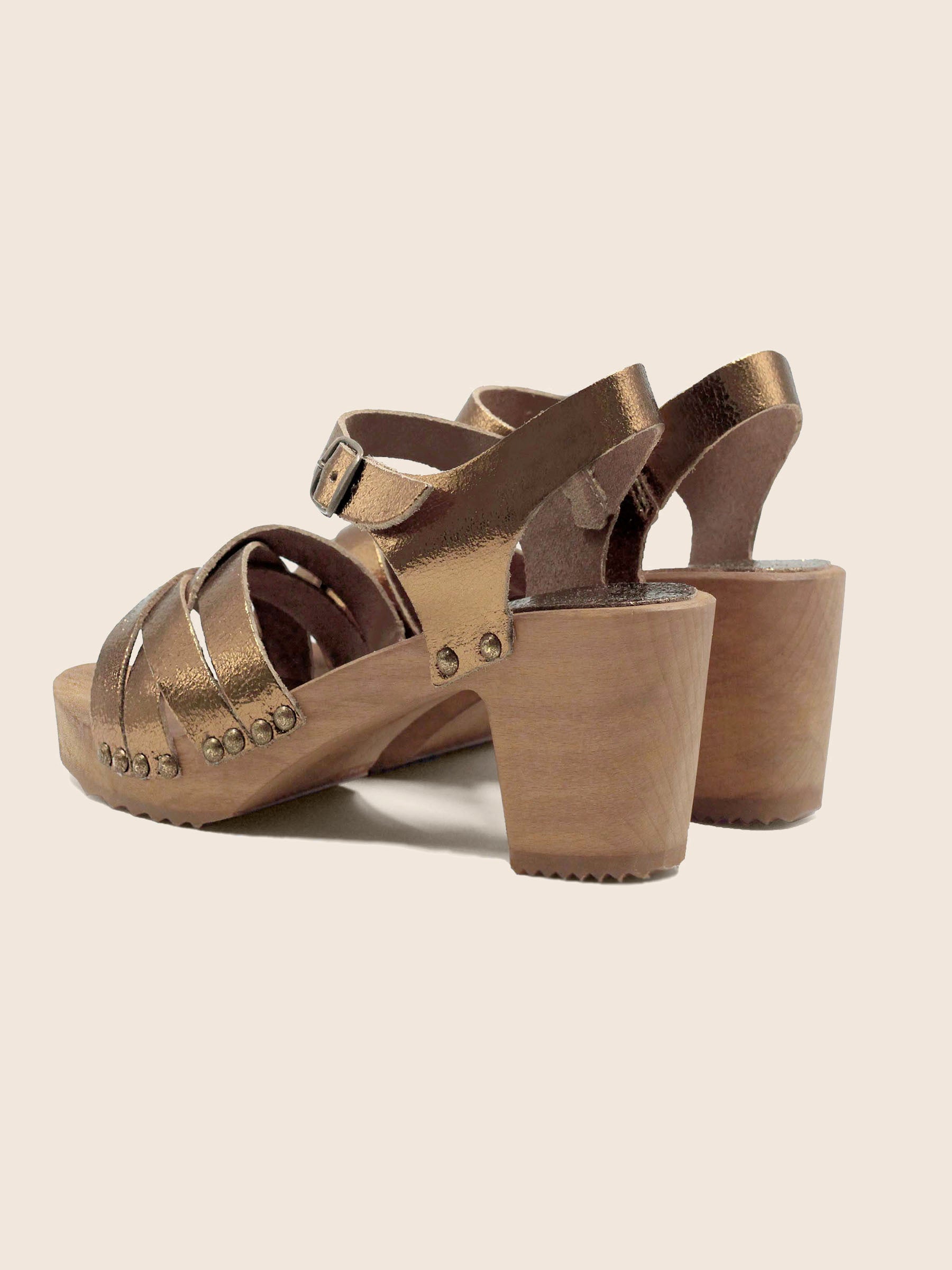 vue arriere sandales talon bois cuir metallise bronze jules & jenn