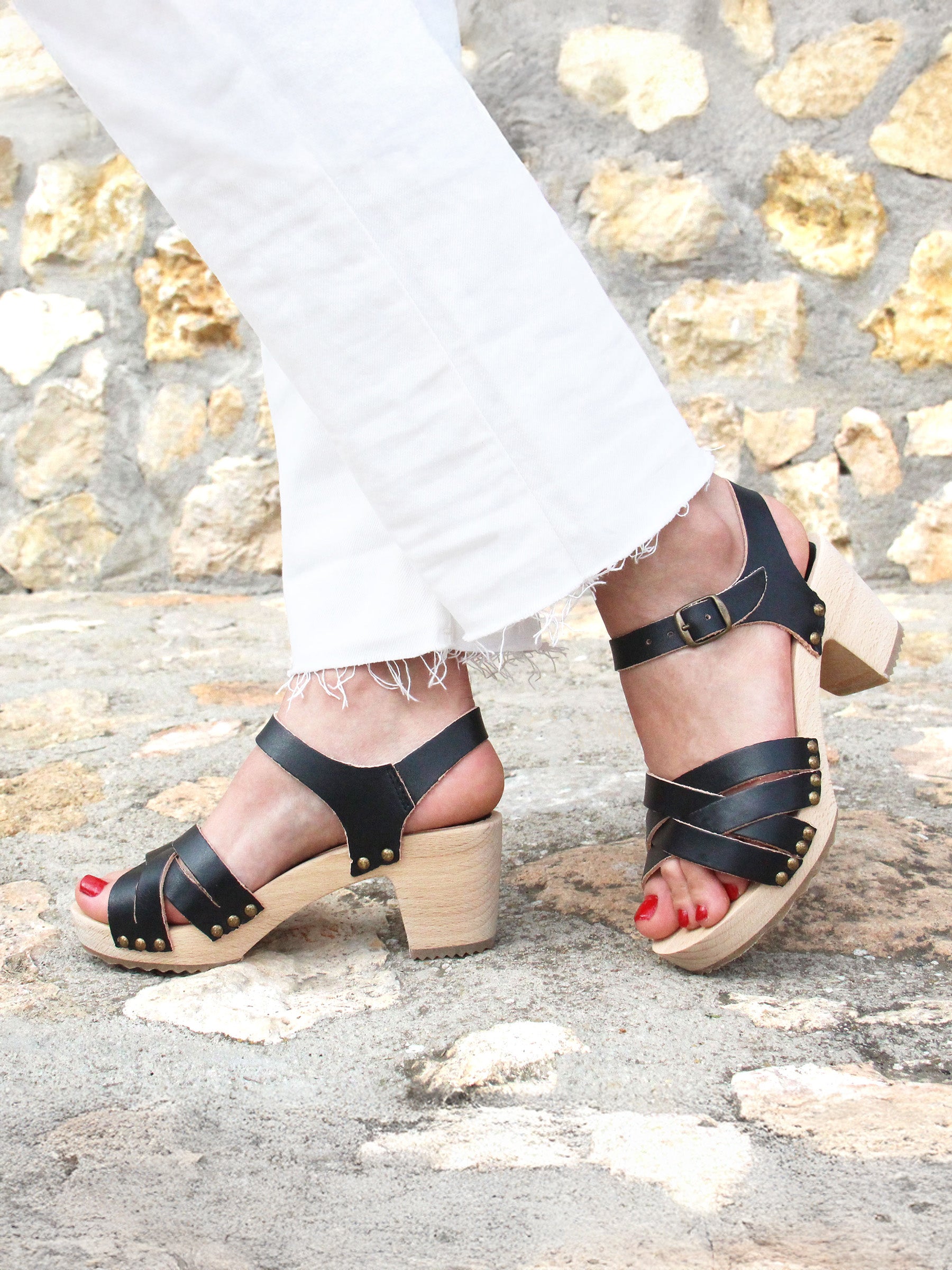 vue portée sandales talon bois cuir noir jules & jenn