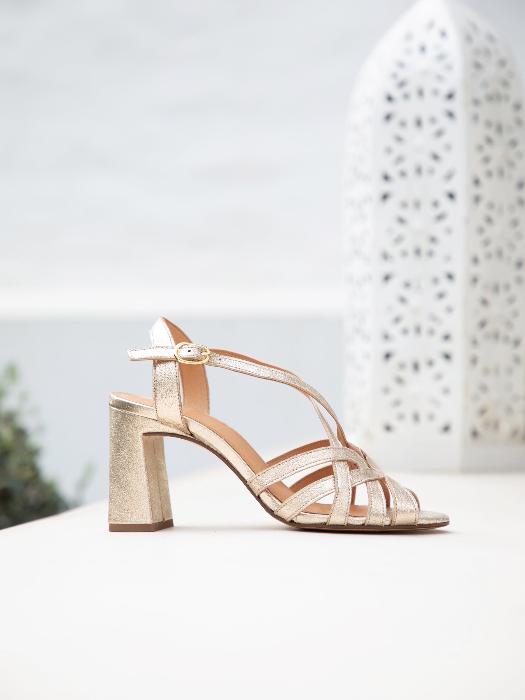 vue posée sandales talon brides croisees cuir dore jules & jenn
