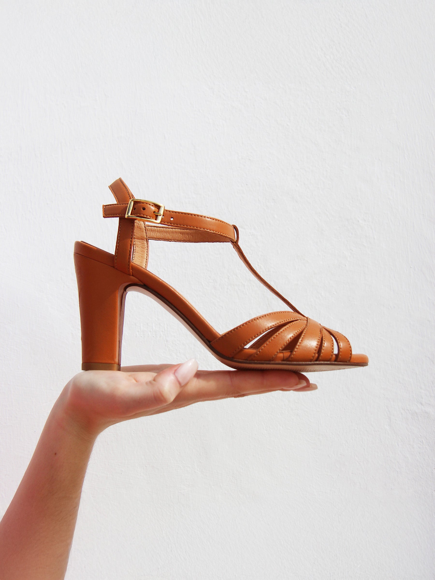 vue posée sandales talon brides cuir camel jules & jenn