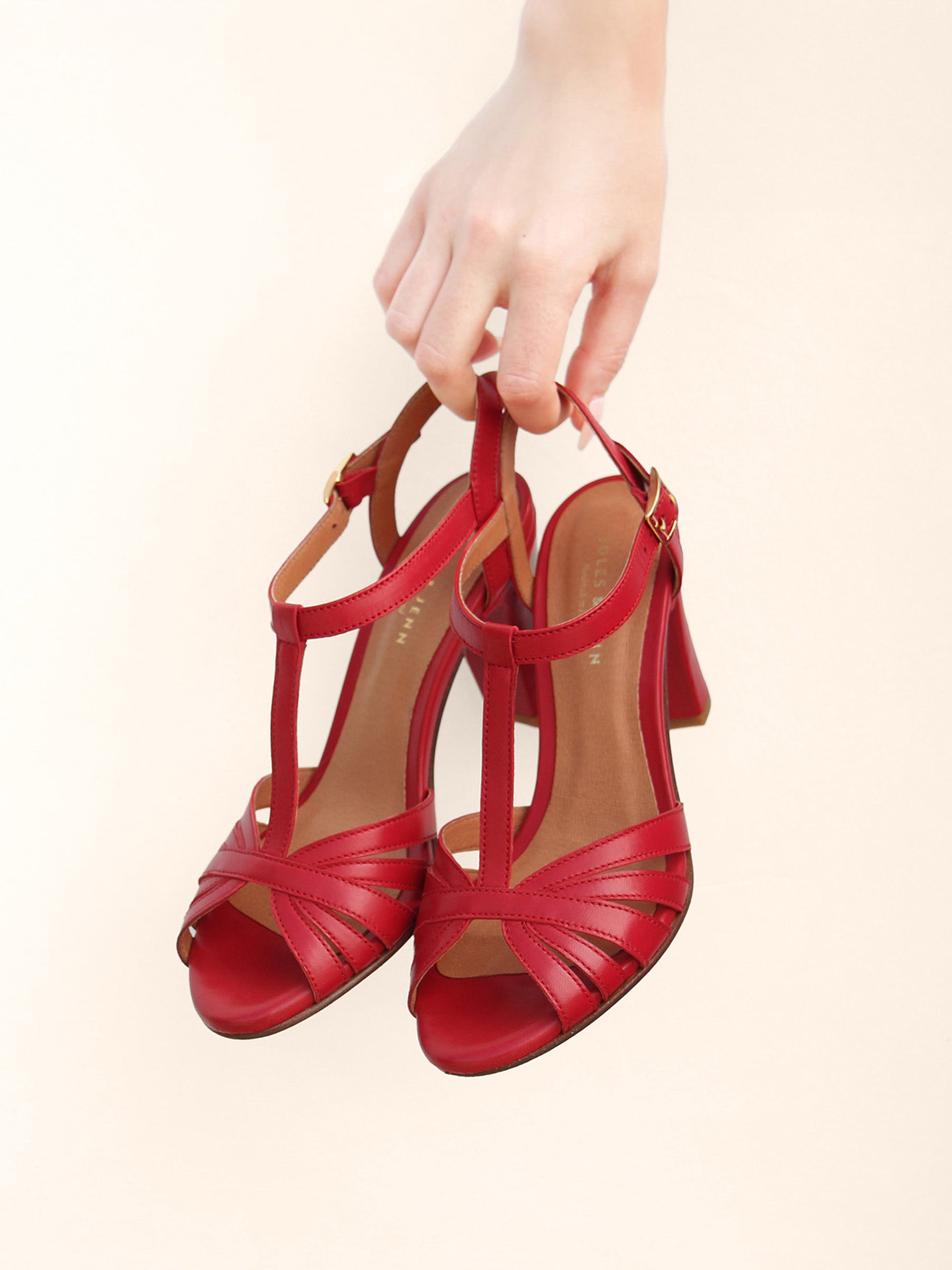 vue posée sandales talon brides cuir rouge jules & jenn
