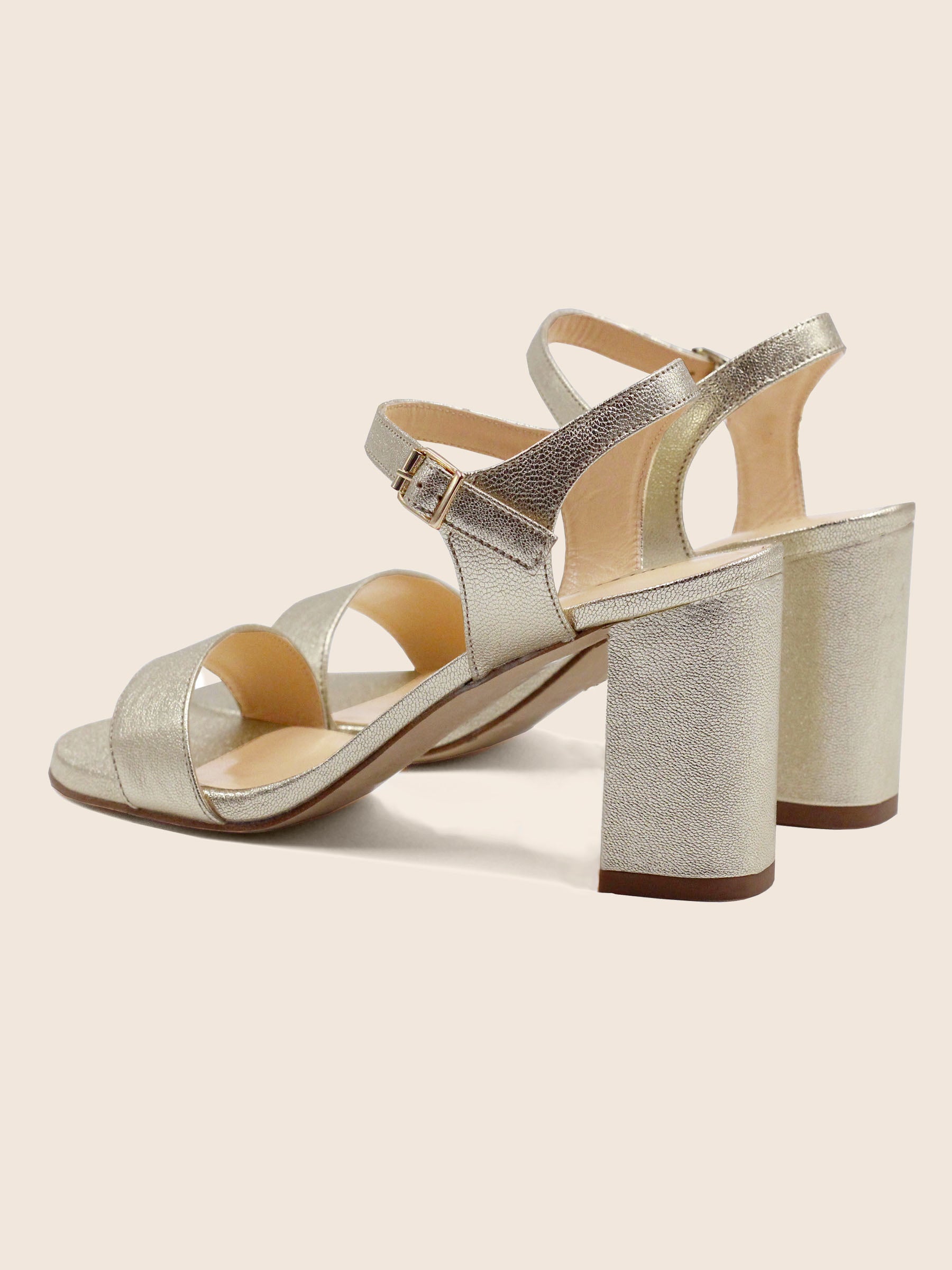 vue arriere sandales a talon cuir metallise dore jules & jenn