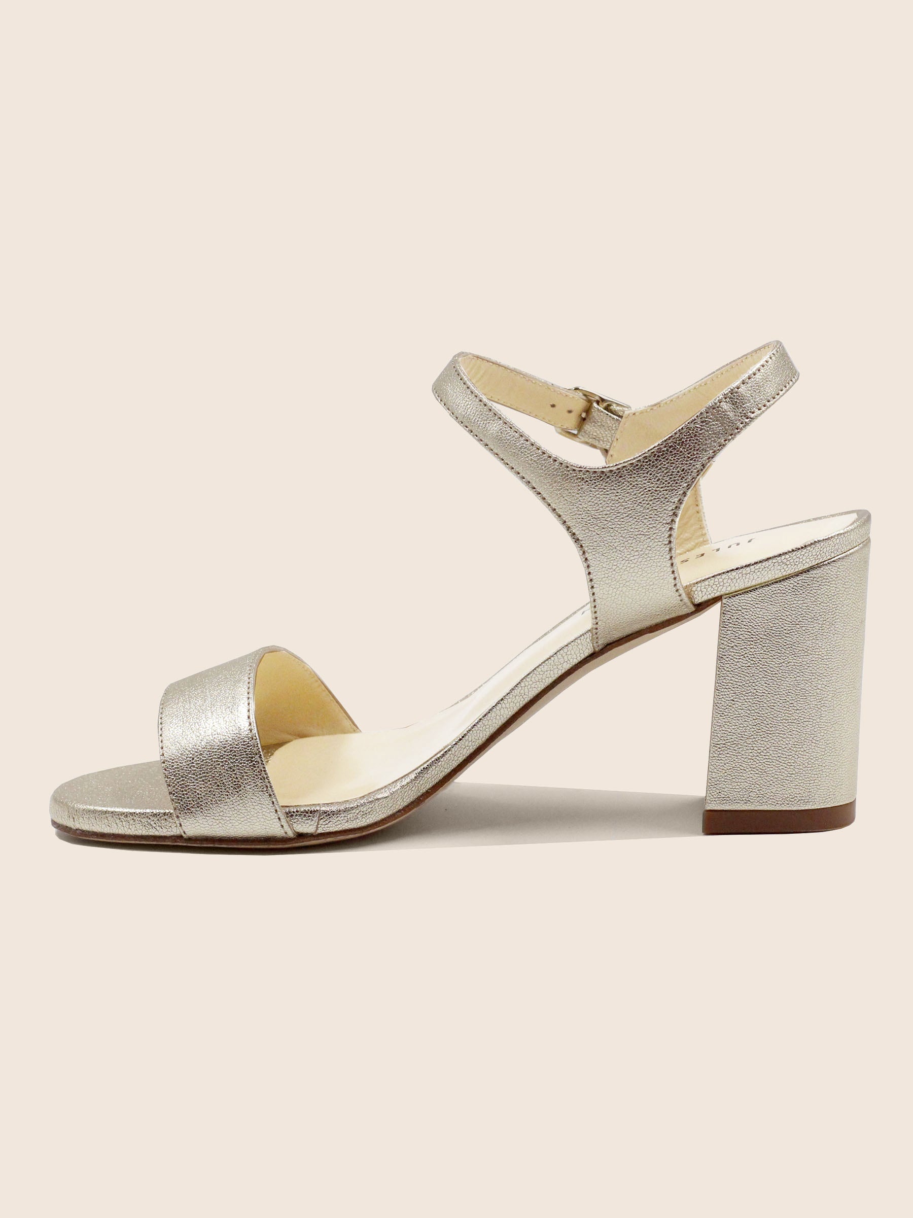 vue interieur sandales a talon cuir metallise dore jules & jenn