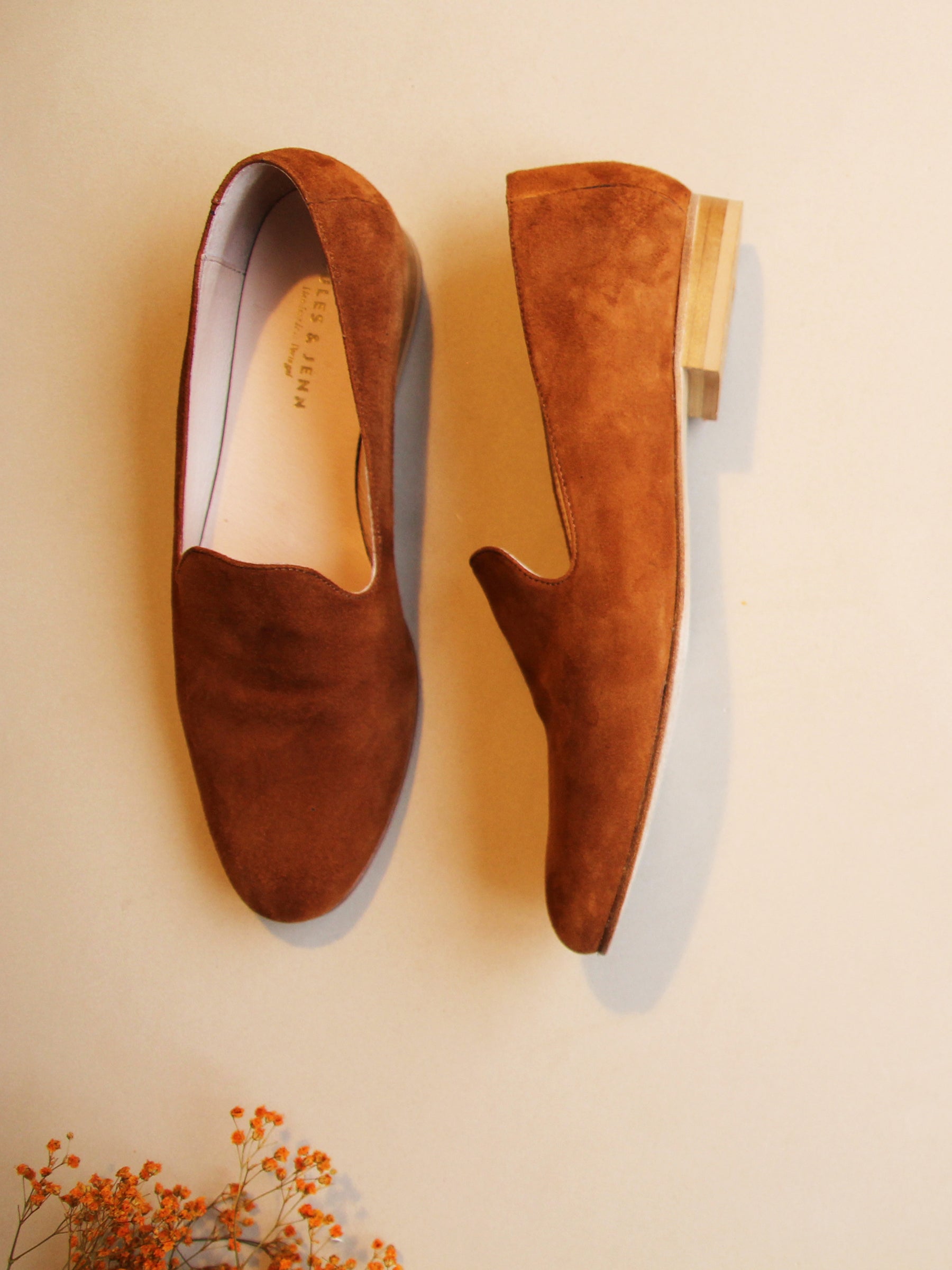 vue posée slippers classiques cuir daim camel jules jenn