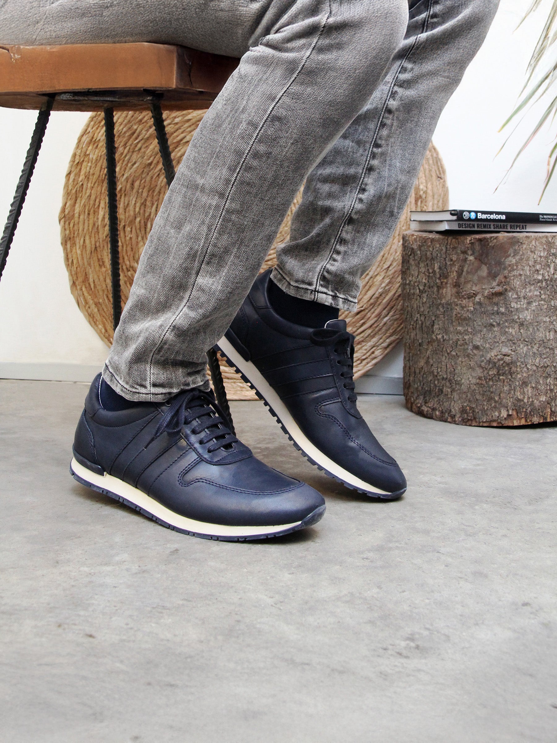 vue portée sneakers cuir bleu marine jules & jenn