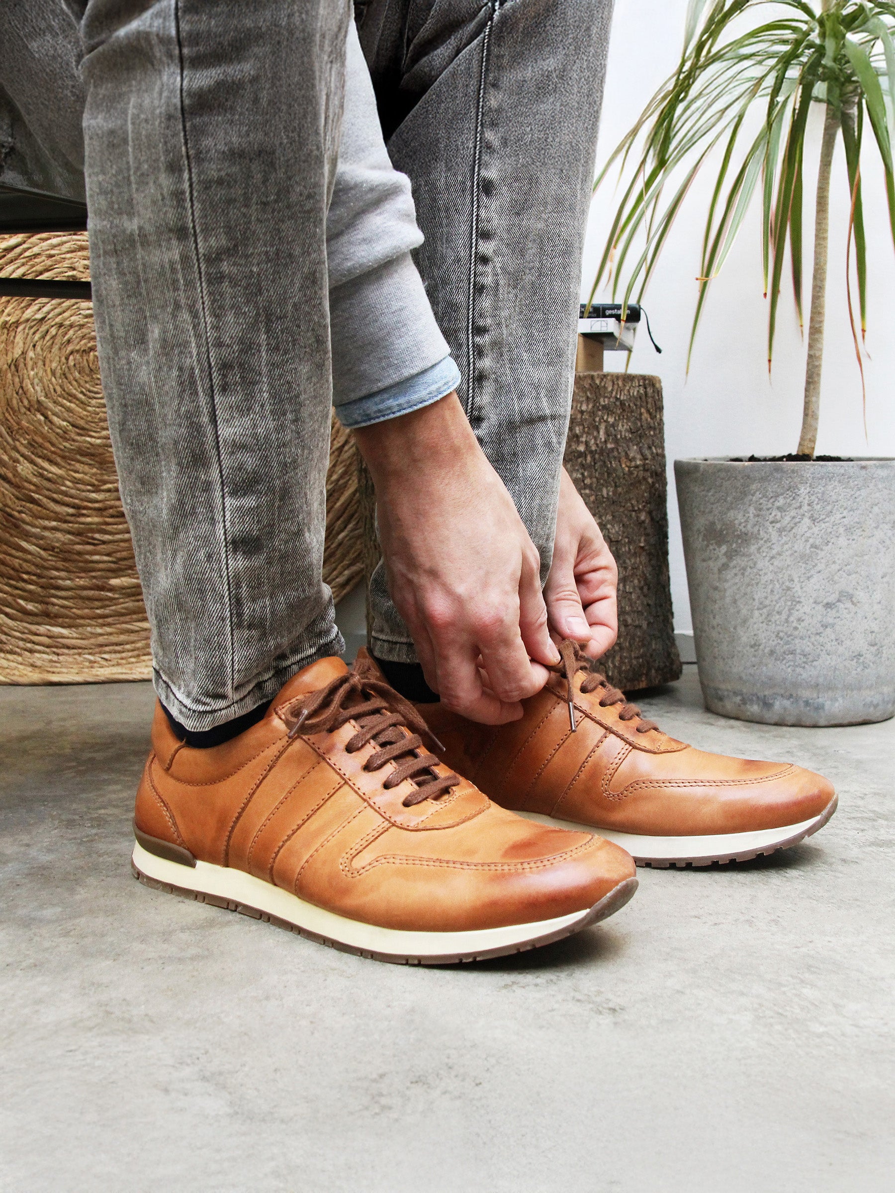 vue portée sneakers cuir cognac jules & jenn