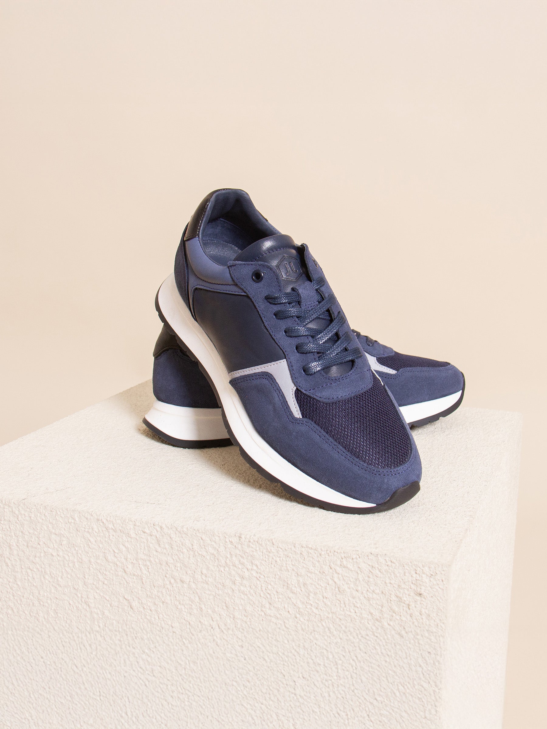 vue posée sneakers noe cuir bleu jules & jenn