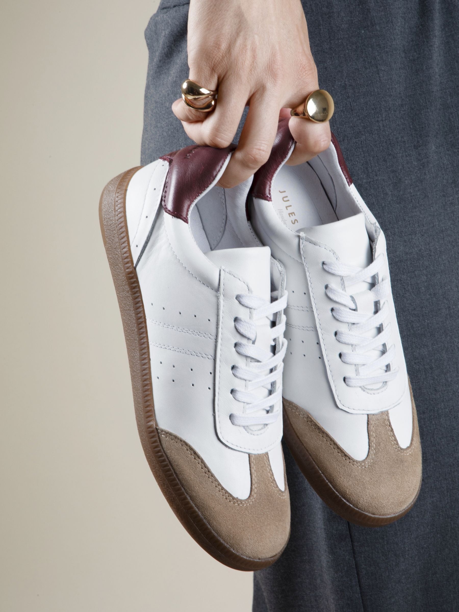 vue posée tennis lacet cuir blanc et camel jules jenn