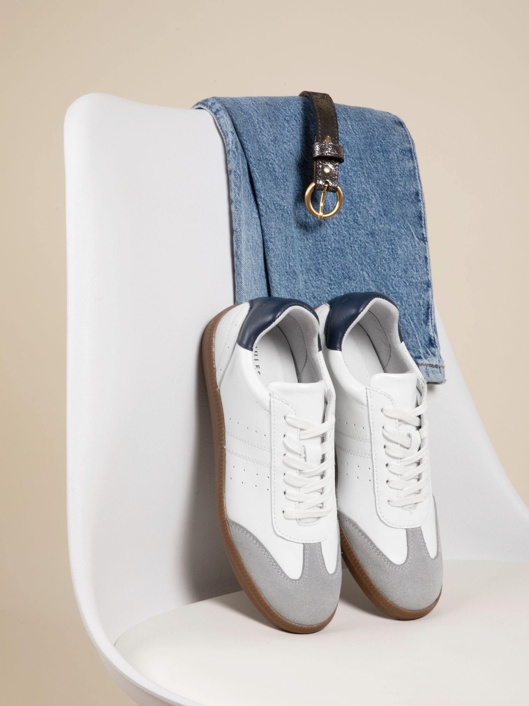 vue posée tennis lacet cuir blanc et gris jules jenn