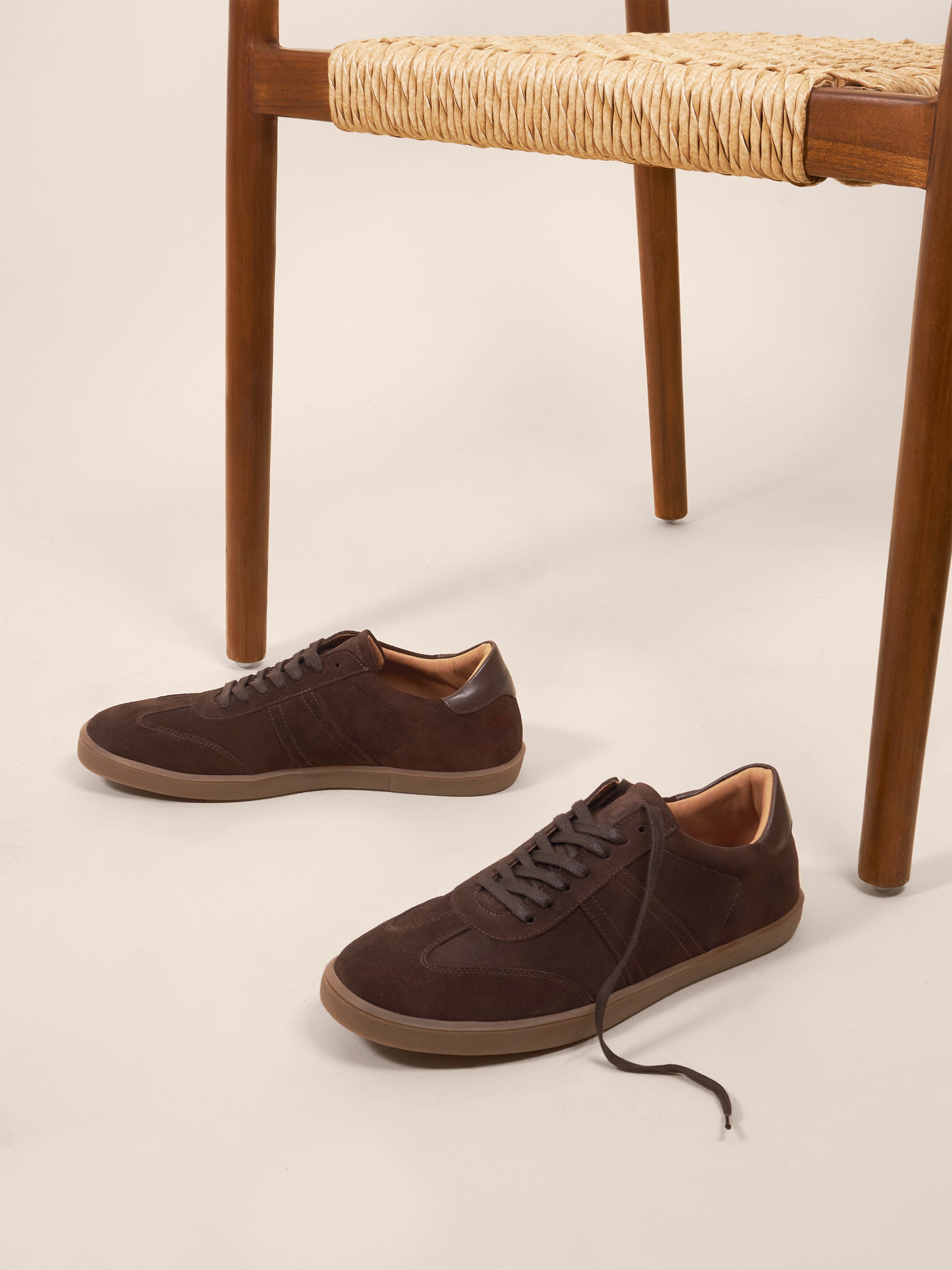 photo vue posée tennis lacet basile cuir daim marron jules & jenn