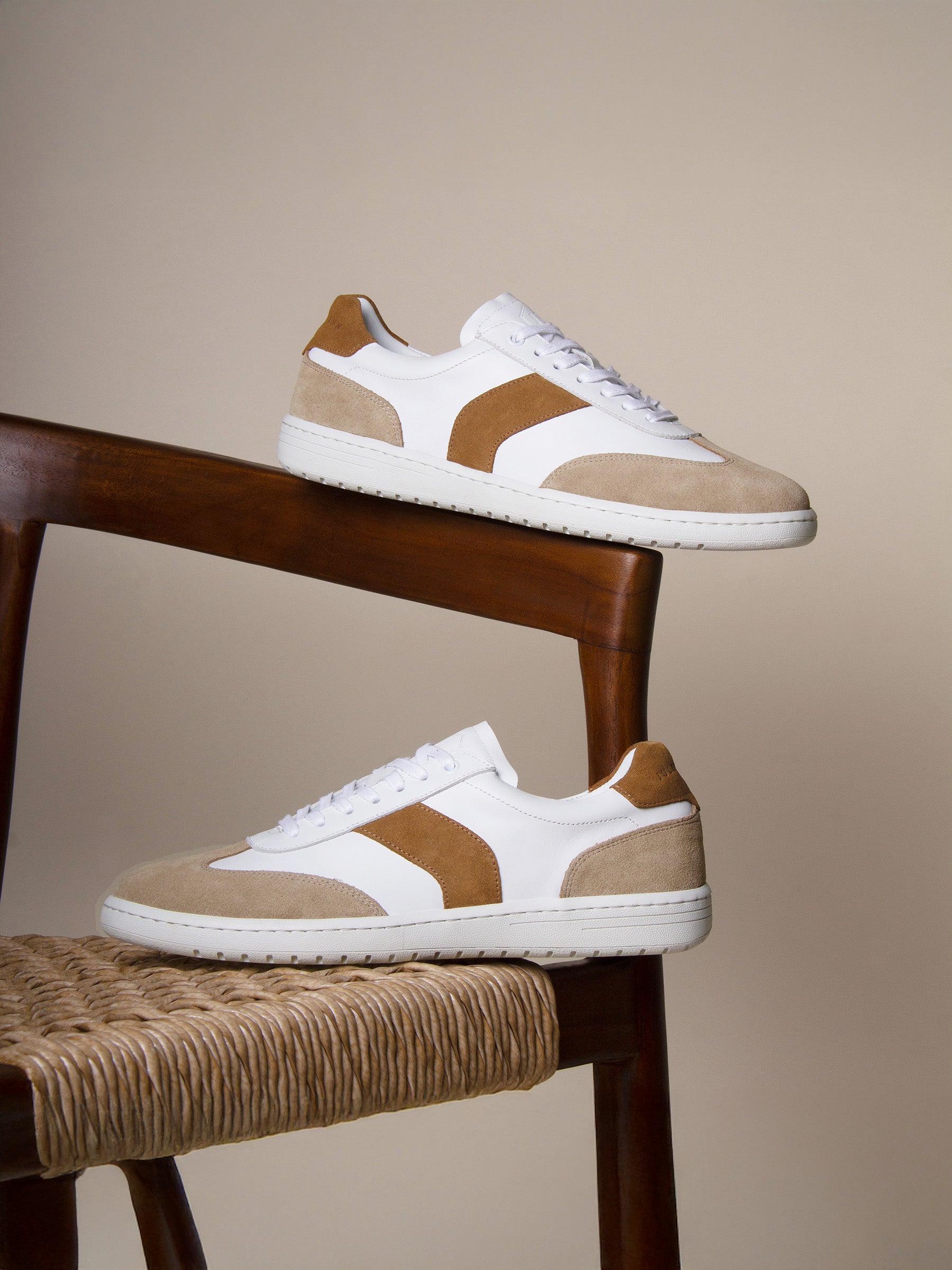 vue posée tennis lacet cuir blanc camel jules & jenn