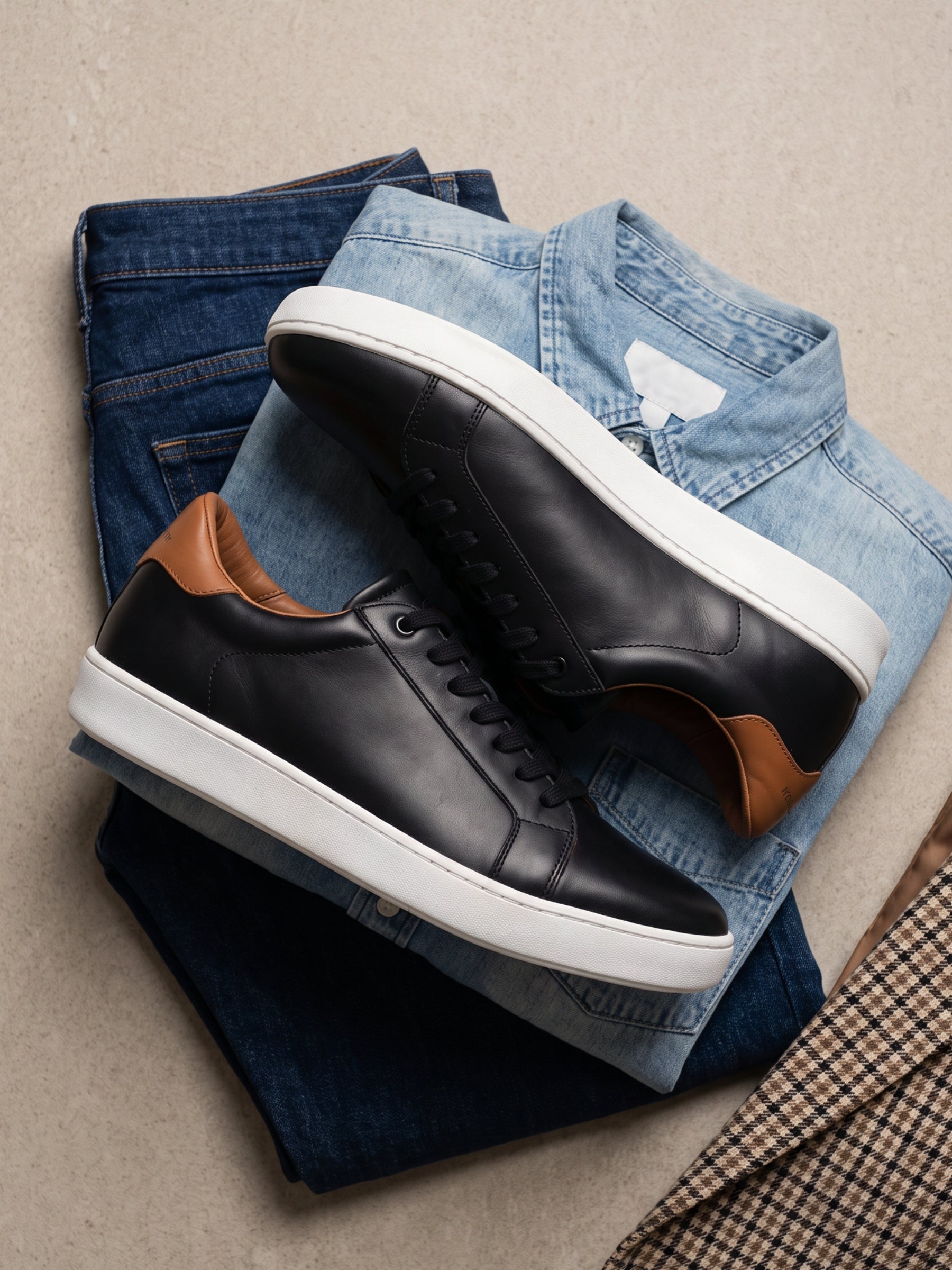 photo vue posee tennis lacet homme cuir noir blanc jules jenn 2