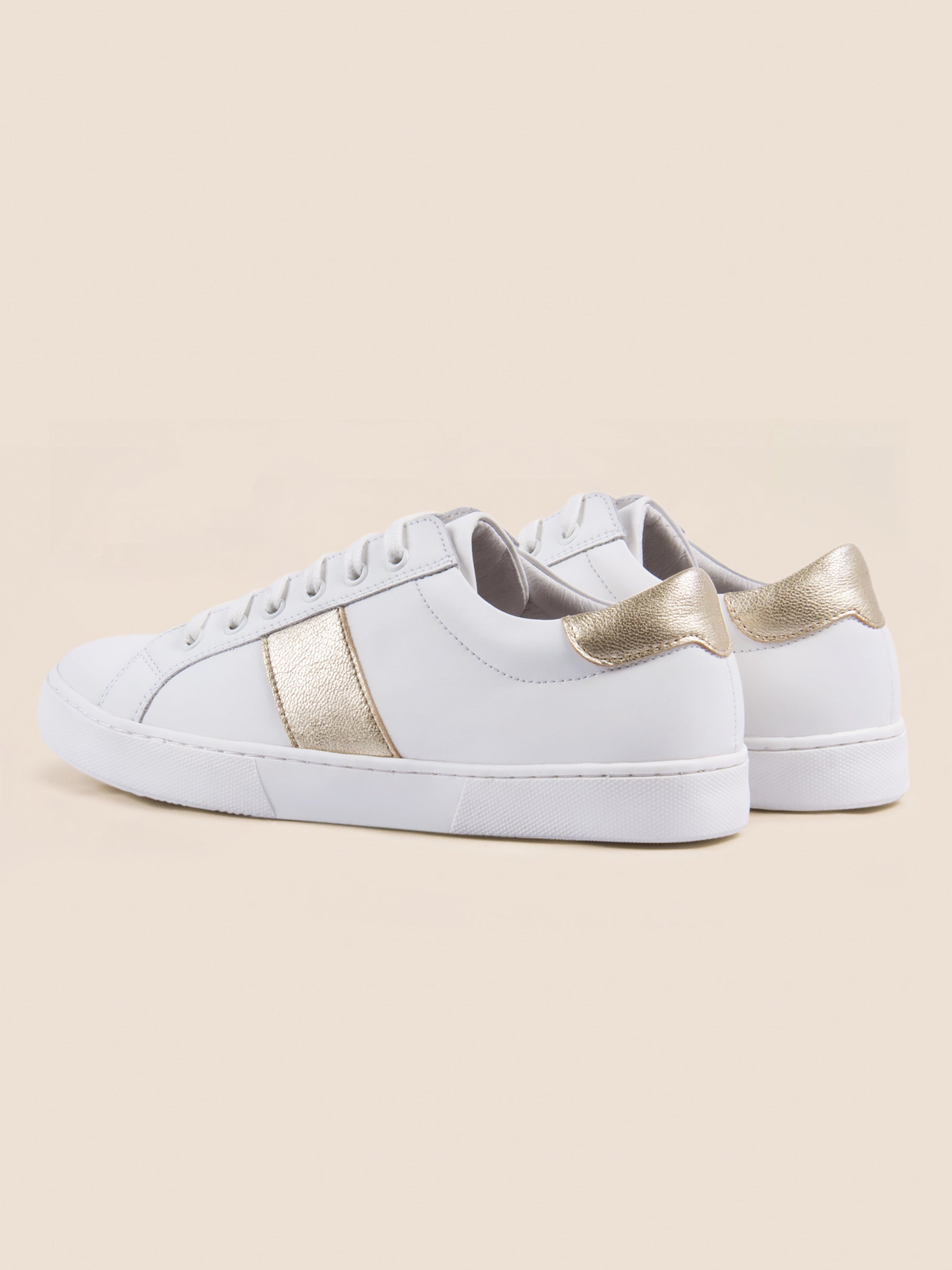 vue arrière tennis lacet cuir blanc et doré jules & jenn