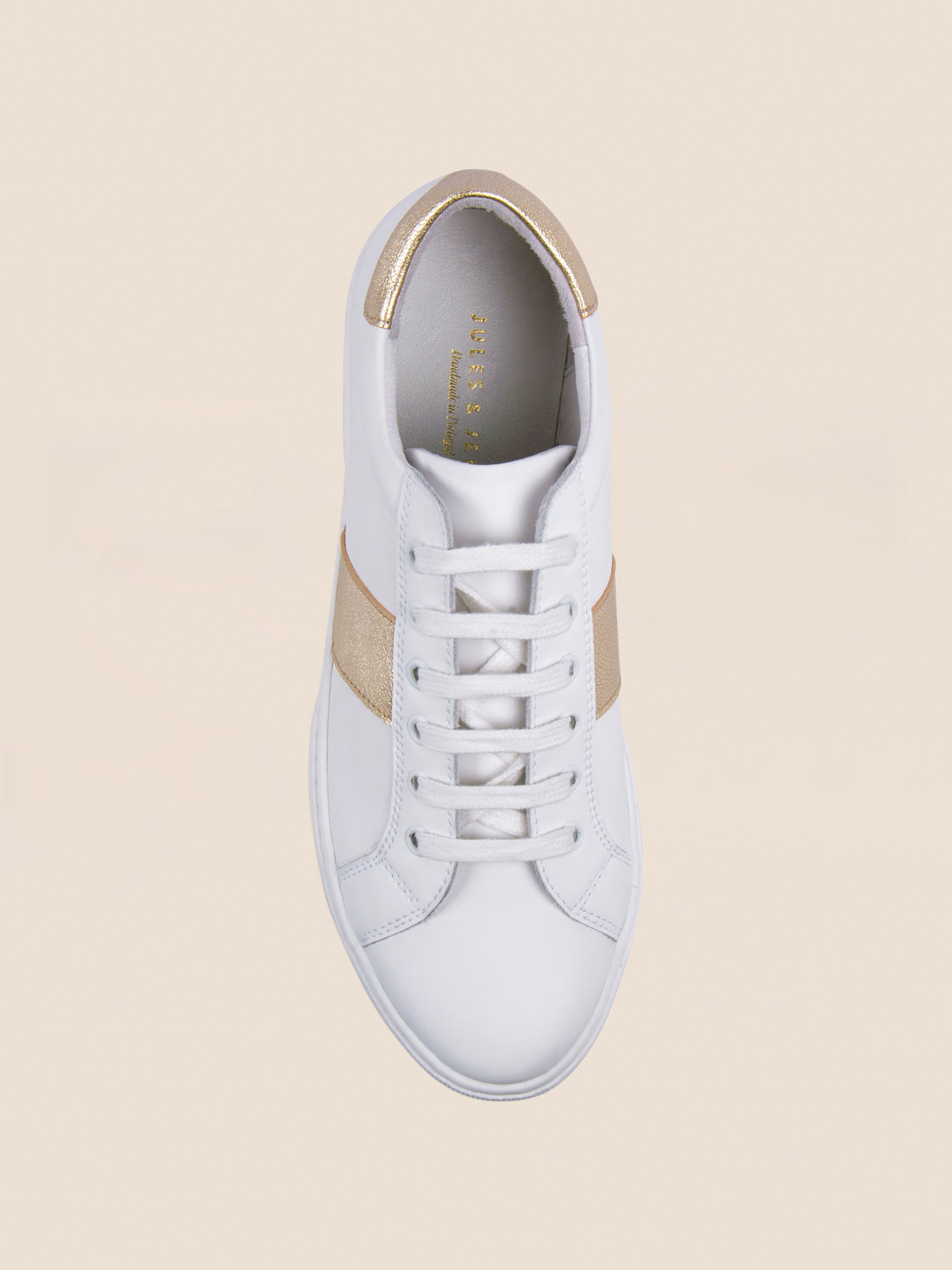 vue dessus tennis lacet cuir blanc et doré jules & jenn