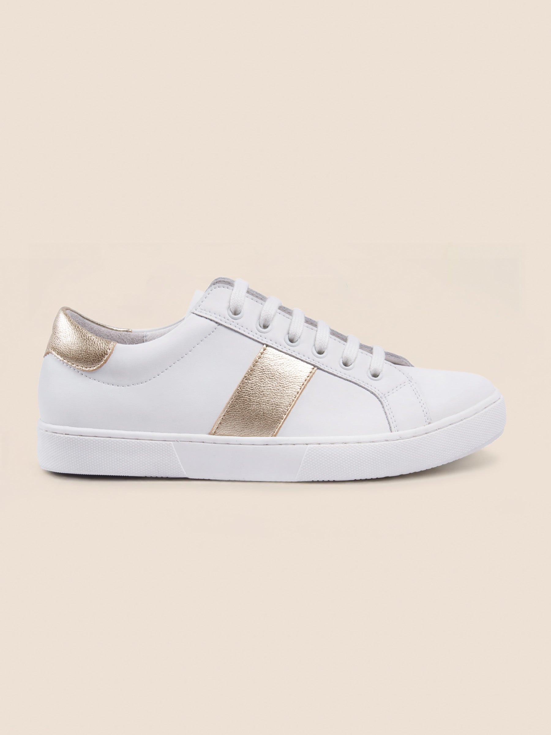 vue extérieur tennis lacet cuir blanc et doré jules & jenn