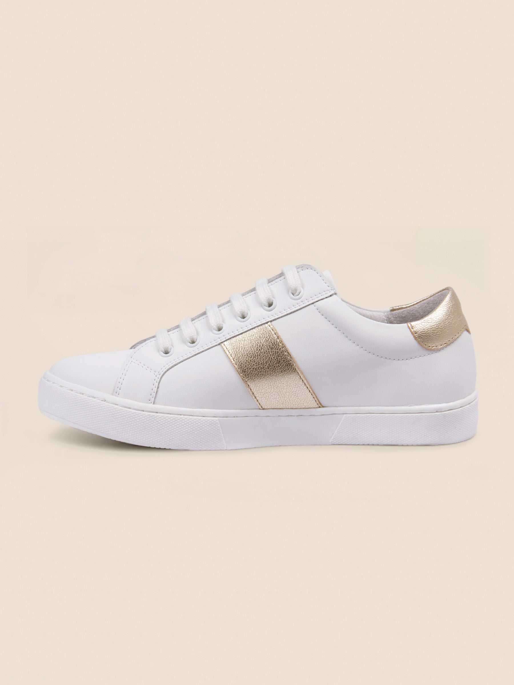 vue intérieur tennis lacet cuir blanc et doré jules & jenn