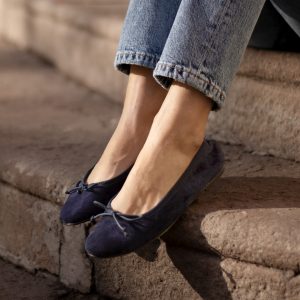 vue portee ballerines classiques cuir daim bleu jules & jenn