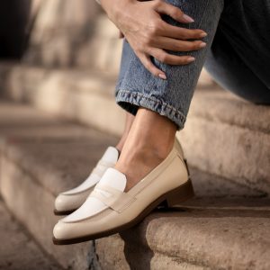 vue portee mocassins cuir beige blanc jules & jenn